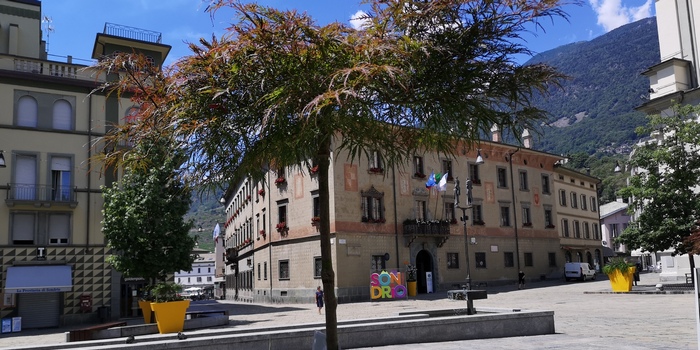 Piazza Campello con alberello
